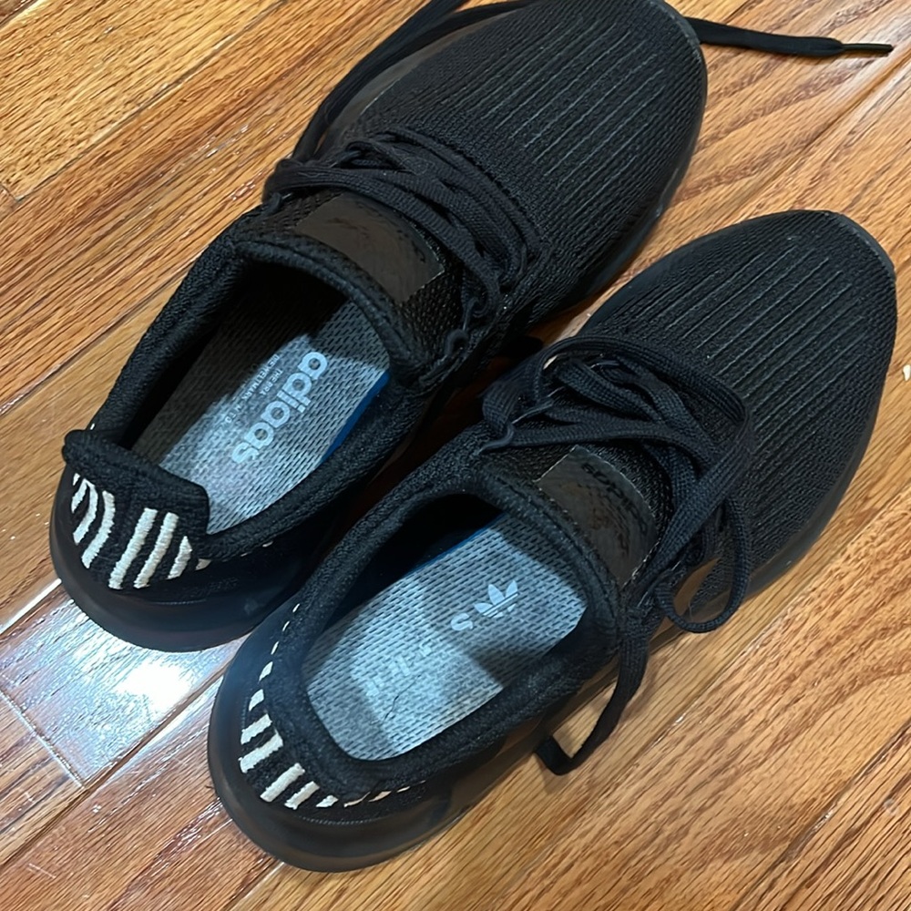 adidas Women's Swift Run Sneaker Size 9 - Picture 7 of 10